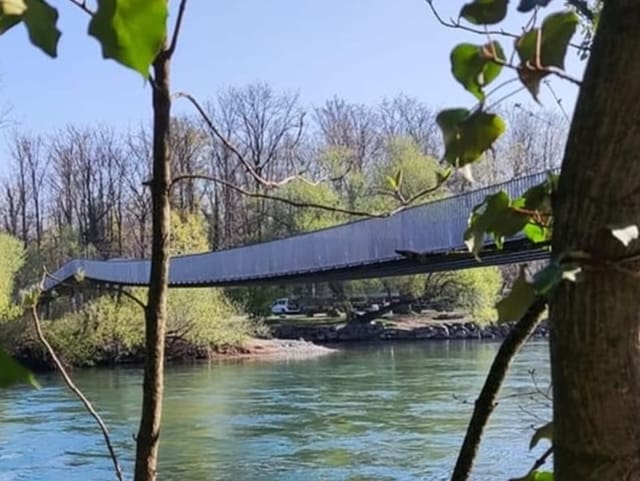 Spannbrücke über Fluss