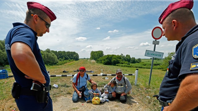 Grenzwächter mit Migranten