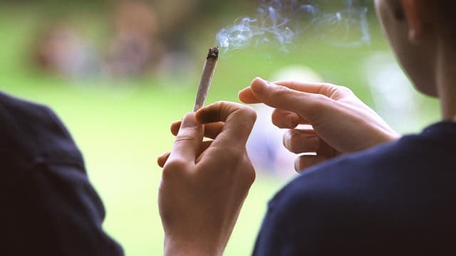 Ein Joint wird herumgereicht