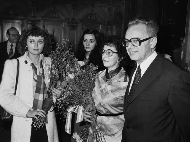 Leon Schlumpf mit Töchter Eveline und Carmen und Ehefrau Trudi am Tag seiner Wahl zum Bundesrat.