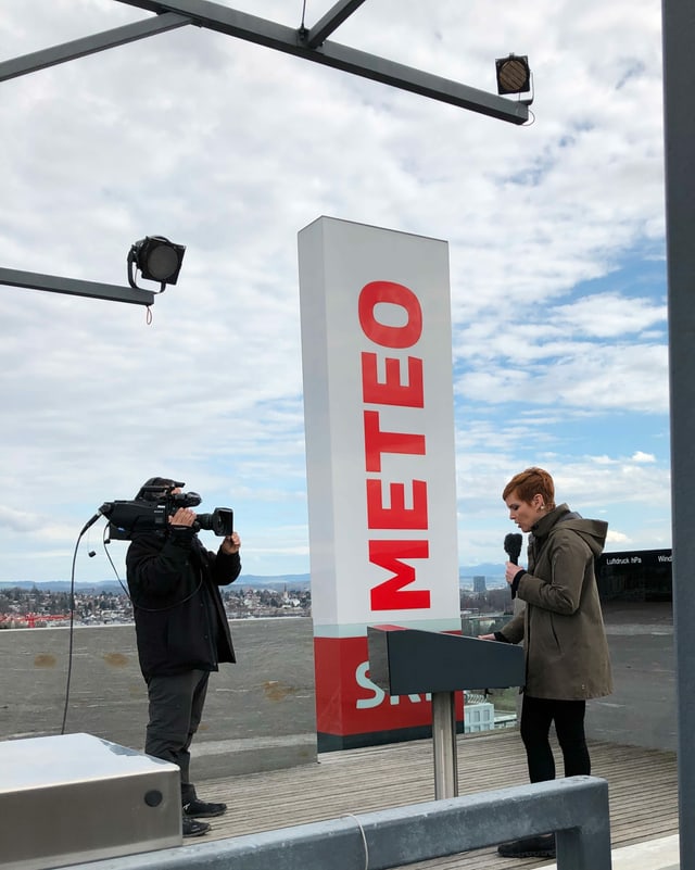 Sandra Boner moderiert die Wettersendung live.