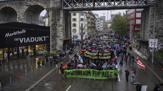 Der Demozug vor der Markthalle im Viadukt.