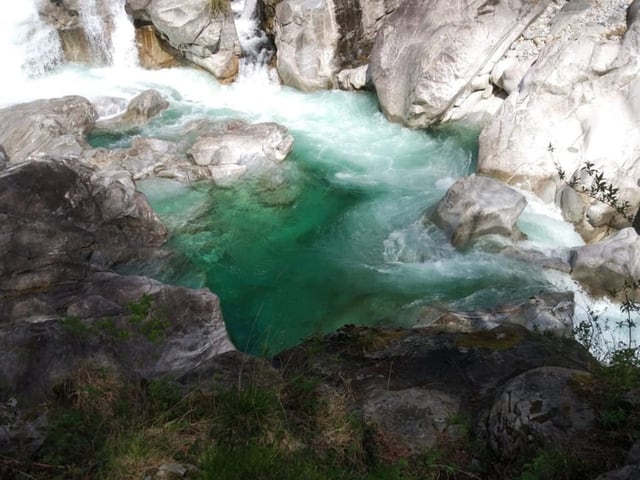 Wasserschauspiel zwischen Steinen.