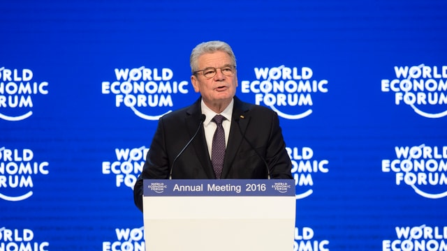 Joachim Gauck hinter einem Rednerpult am WEF