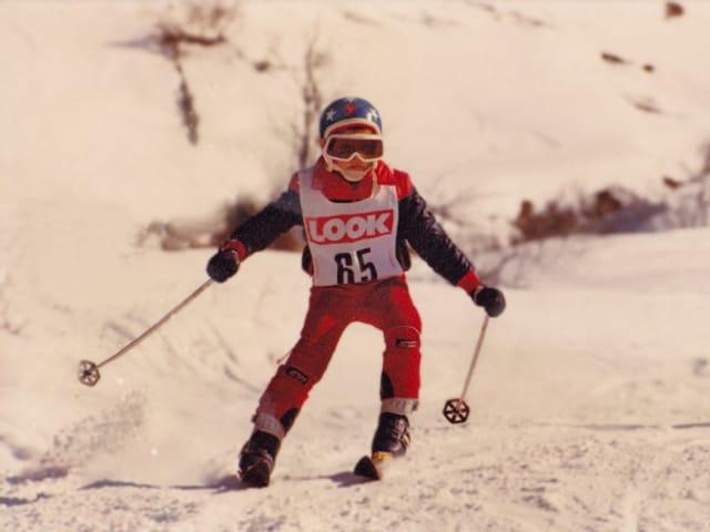 Kleiner Junge mit Helm beim Skifahren.