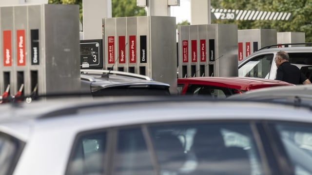 Schlange von Autos an einer deutschen Tankstelle.