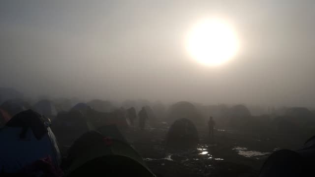 Die Sonne hinter einem Nebelschleier im Auffanglager Idomeni.