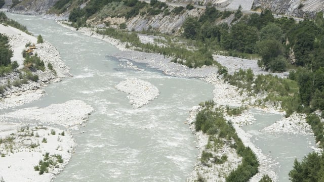 Fluss in einer felsigen Schlucht mit grüner Vegetation.