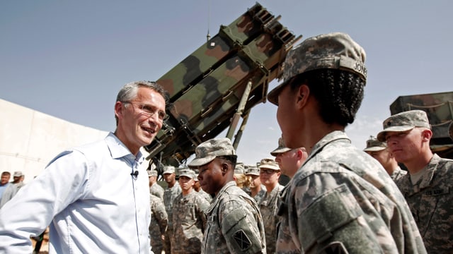 Stoltenberg im Gespräch mit Soldatinnen und Soldaten