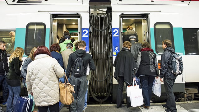 Menschen besteigen Zug. 