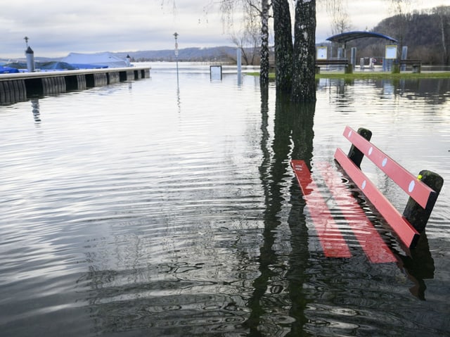 Eine Sitzbank unter Wasser.