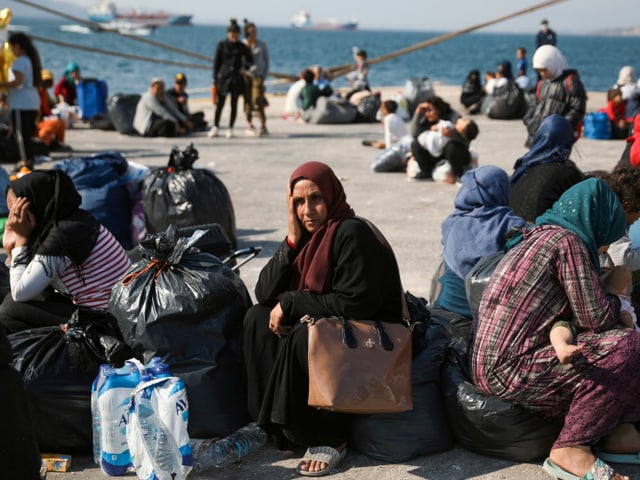 Frauen warten auf den Transfer aufs Festland