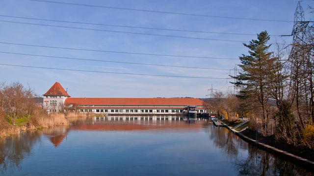 Ein Kraftwerk an der Aare. Das Gebäude erstreckt sich über den Fluss