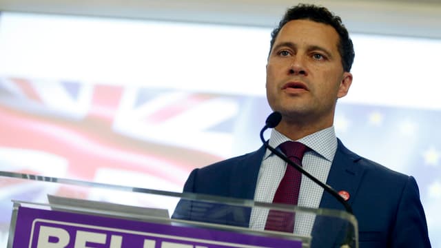 Steven Woolfe an einem Rednerpult