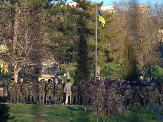 Soldaten vor ukrainischer Fahne