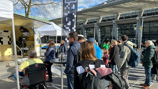 Bahnhofplatz in Luzern gefüllt mit Menschen