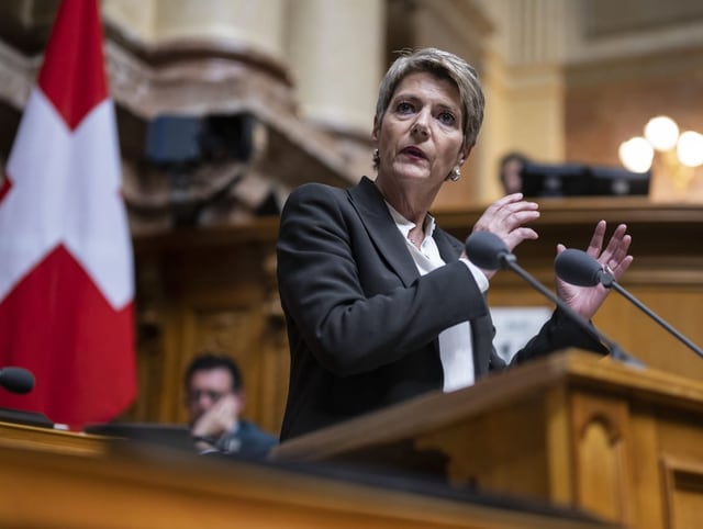 Bundesrätin Karin Keller-Sutter spricht an der ausserordentlichen Session der Eidgenössischen Räte im April 2023.