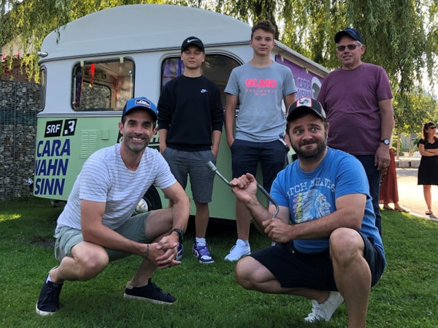 Sie hängten Philippe und Marcos Wohnwagen an ihrem Auto an und fuhren ihn von Brienz nach Sarnen: Grosspapi Hans, Enkel Leon und sein bester Freund Nick. 