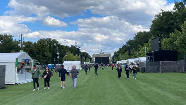 Menschen auf der Fanmeile vor dem Brandenburger Tor.