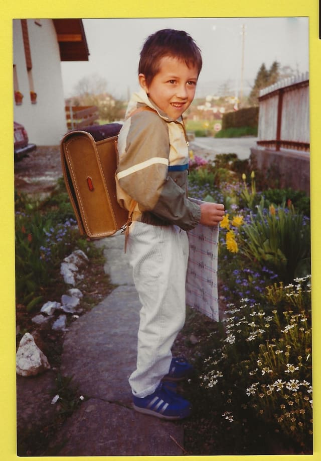 Junge mit Rucksack.