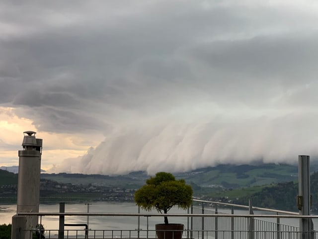 Wolke über einem Berg.