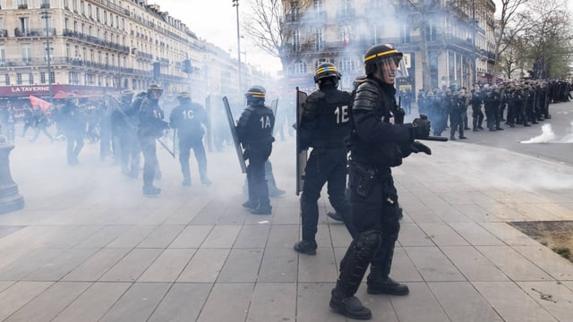 Polizisten in Tränengasschwaden.