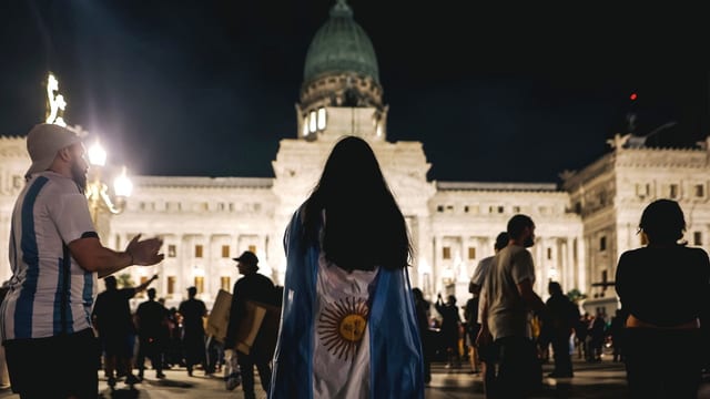 Demonstrierende vor dem Kongress in Buenos Aires