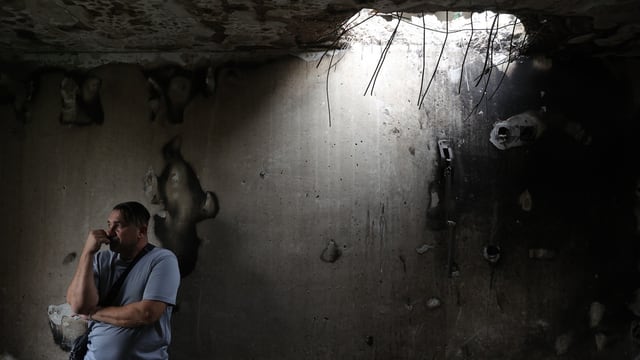 Ein israelischer Bürger in einem von der Hamas getroffenen Gebäude in Tel Aviv.