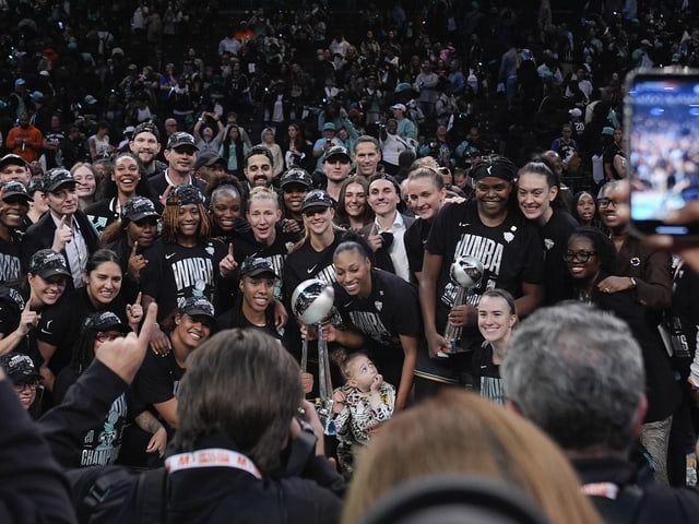 Die Spielerinnen der New York Liberty nach dem erstmaligen Titelgewinn.