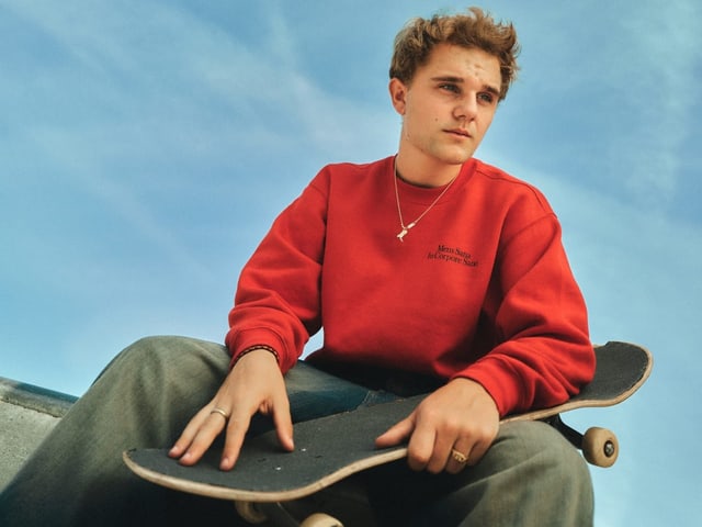 Pressefoto von Jared Lembo mit einem Skateboard