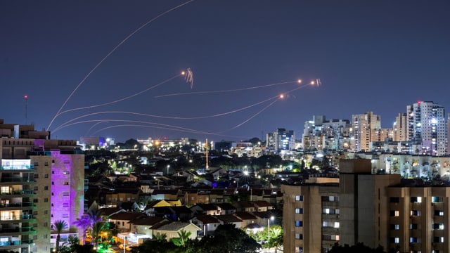 Das israelische Raketenabwehrsystem Iron Dome fängt Raketen ab.