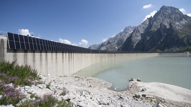 Die hochalpine Solaranlage des EWZ an der Albigna-Staumauer im Bergell, Kanton Graubuenden (10.08.20). 