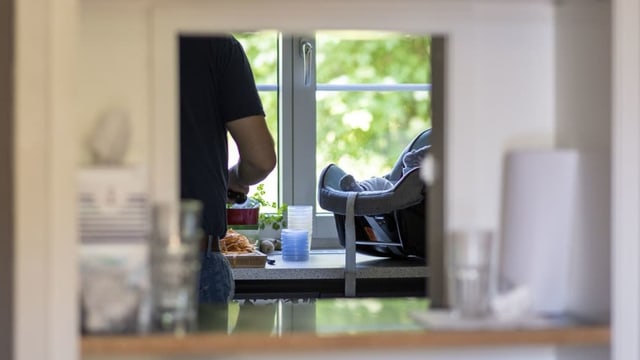 Ein Vater bereitet Essen für sein Kind vor.