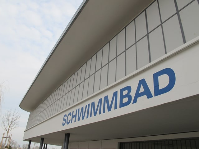 Blaue Schrift: Schwimmbad