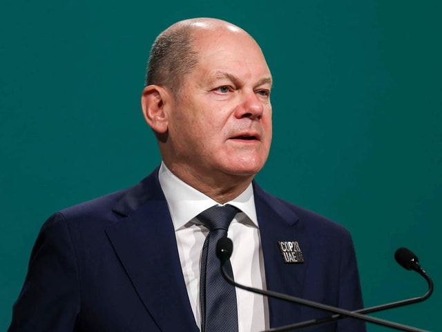 Olaf Scholz spricht von REdnerpult