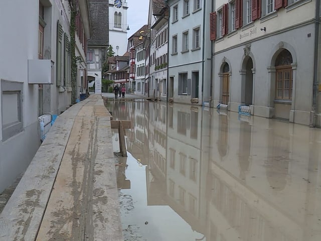 Das Wasser hat sich bereits in den Dorfkern von Berlingen vorgearbeitet. 