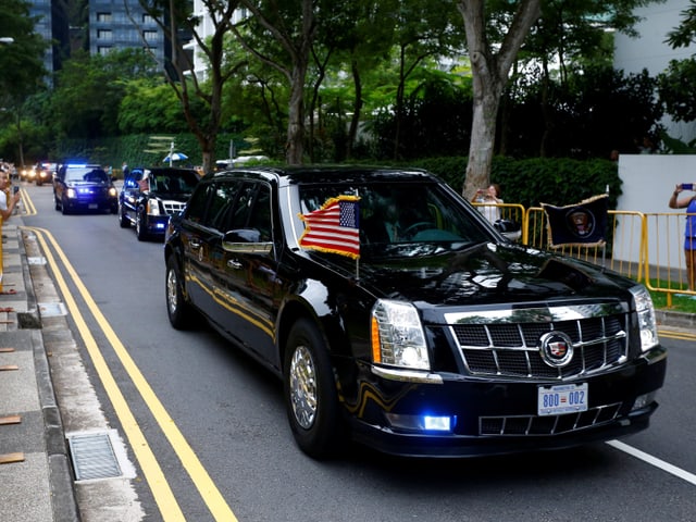 Trumps Limousine fährt ein.