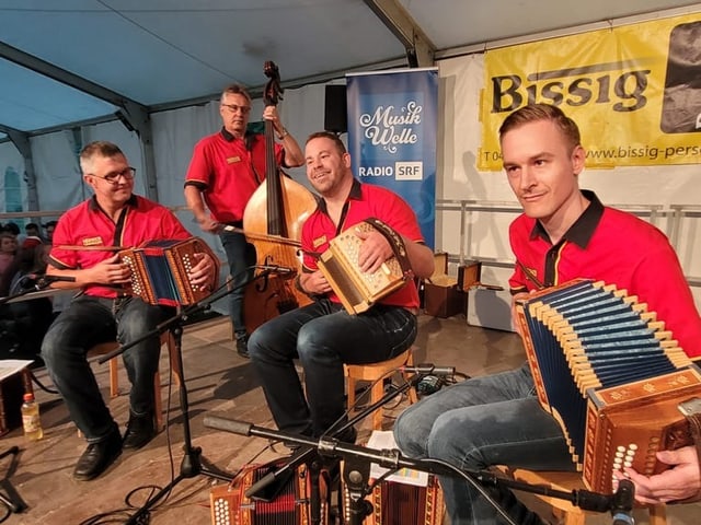 Das Schwyzerörgeliquartett Bärner Ländlers spielt Musik.