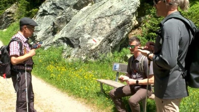 Sehbehinderte auf dem Sagenwaderweg in Bivio 