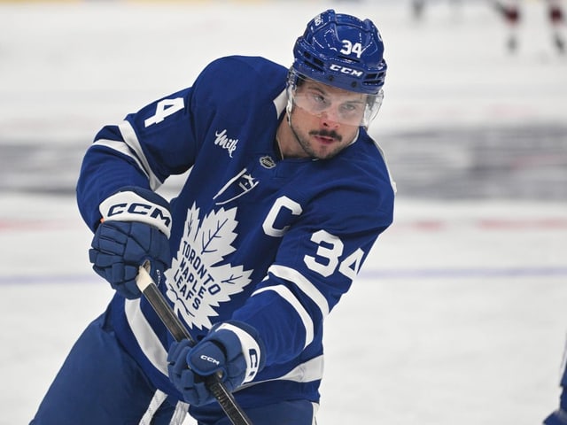 Eishockeyspieler im blauen Trikot der Toronto Maple Leafs in Aktion.