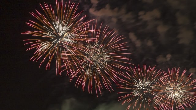 Feuerwerkskörper explodieren in der Luft.