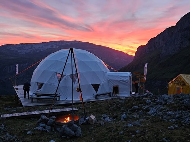 Rundes weisses Zelt in der Abenddämmerung.