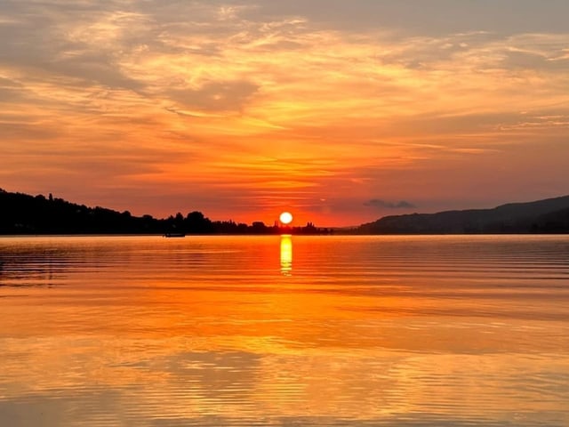 Sonnenuntergang über einem See.