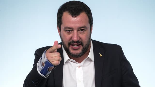 Matteo Salvini mit rechter Hand im Gips