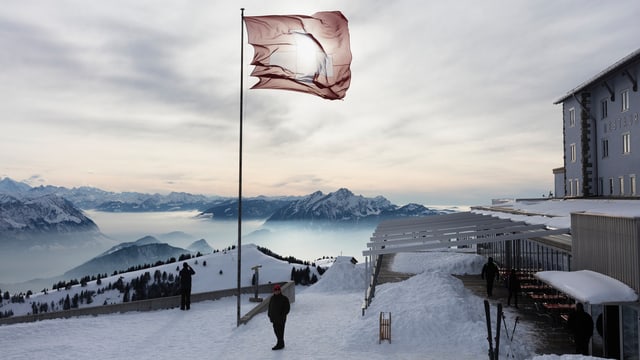 Schweizer Fahne im Wind beim Berghotel Rigi-Kulm mit Blick auf den Pilatus.