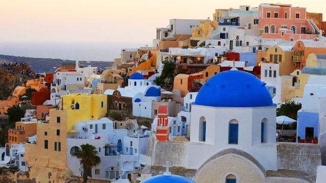 Ein Dorf auf Santorini mit vielen farbigen Häusern.