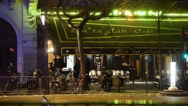 Vor dem Bataclan stehen Polizisten.