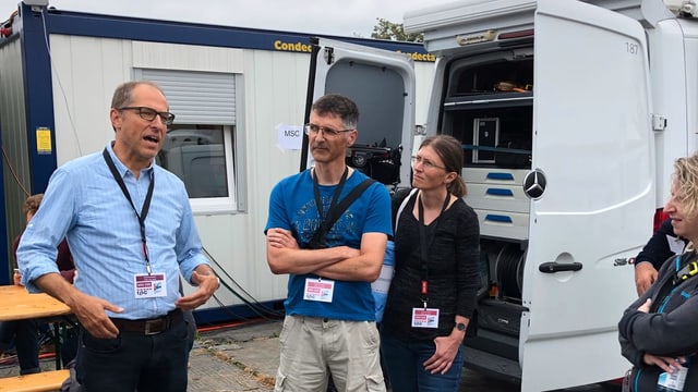 Röbi Ruckstuhl vor dem Sendewagen fürs Radio