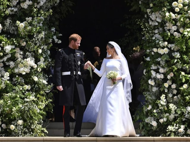 Harry und Meghan verlassen die St.-George-Kapelle nach der Hochzeit händchenhaltend.