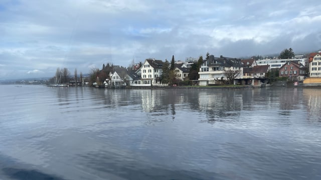 Häuser direkt am Zürichsee bei Stäfa.